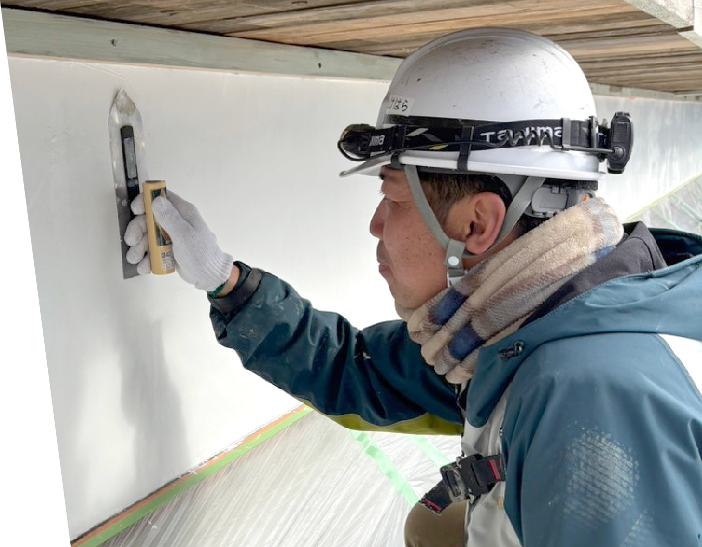 左官作業を行う竹原工業の職人