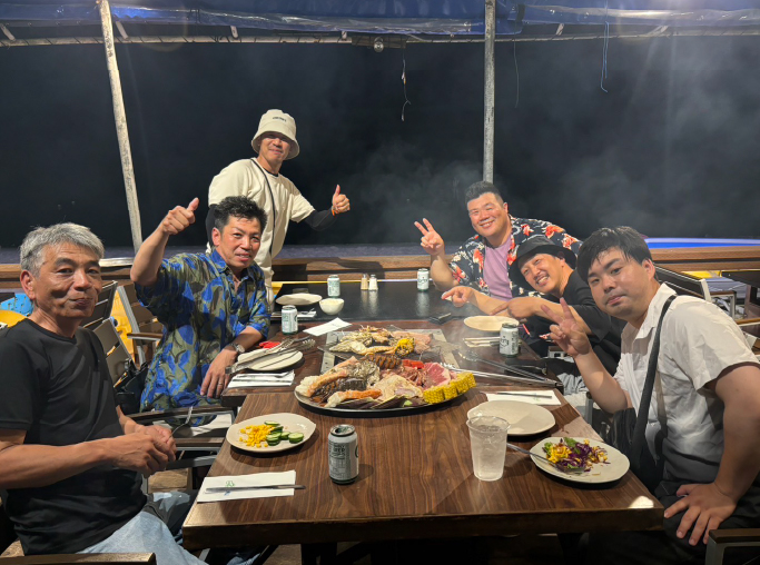 社員旅行で食事を楽しむスタッフ